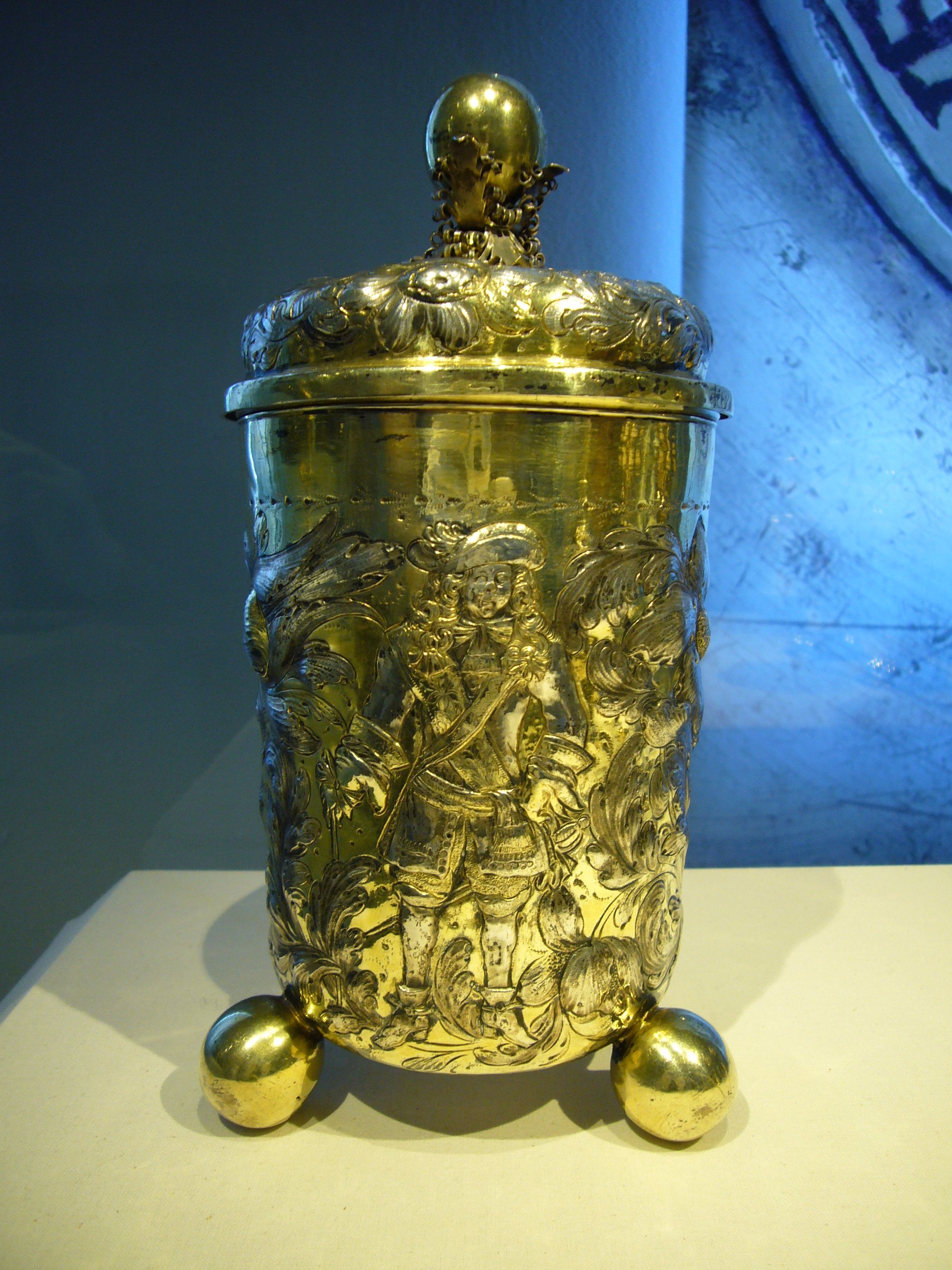 Deckelbecher auf Kugelfüßen (Historisches Museum der Pfalz, Speyer CC BY)