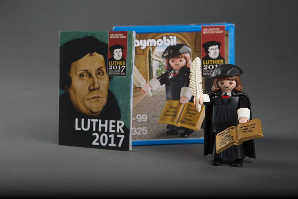 9 Playmobil-Figuren "Martin Luther mit Bibel und Schreibfeder" (Historisches Museum der Pfalz, Speyer CC BY-NC-ND)