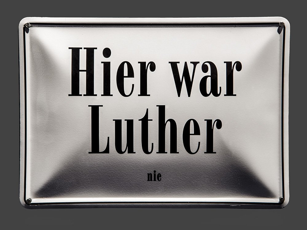 Schild "Hier war Luther nie" (2x) (Historisches Museum der Pfalz, Speyer CC BY-NC-ND)