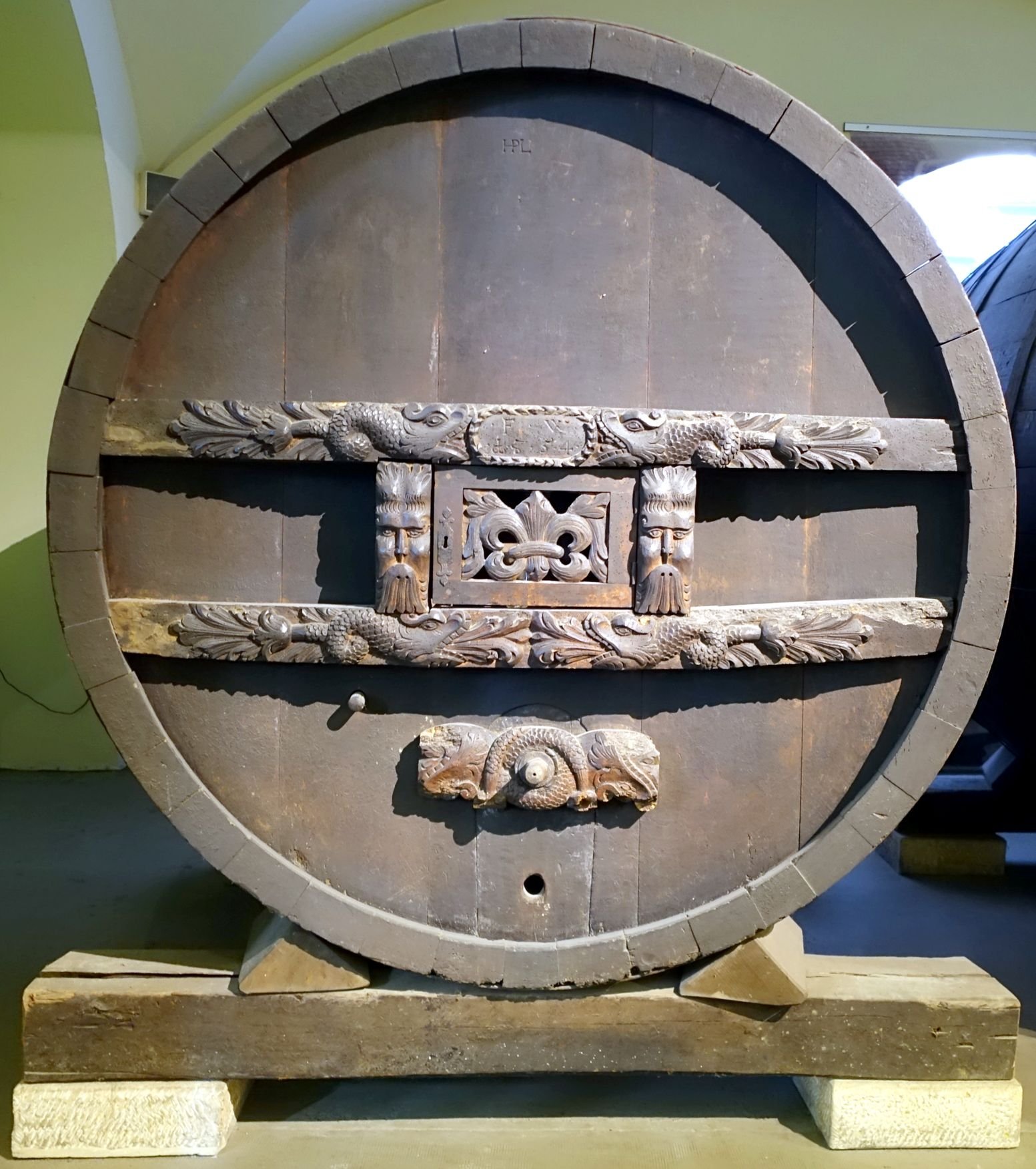 Weinfass mit Delphinsprießen (Historisches Museum der Pfalz, Speyer CC BY)