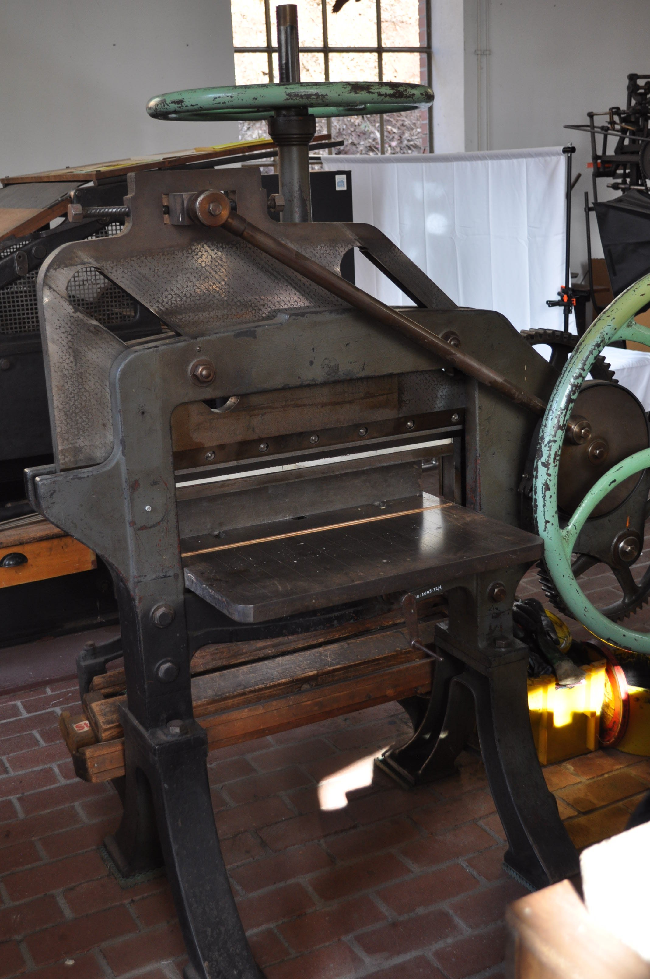 Papierschneidemaschine (Rheinland-Pfälzisches Freilichtmuseum CC BY-NC-SA)
