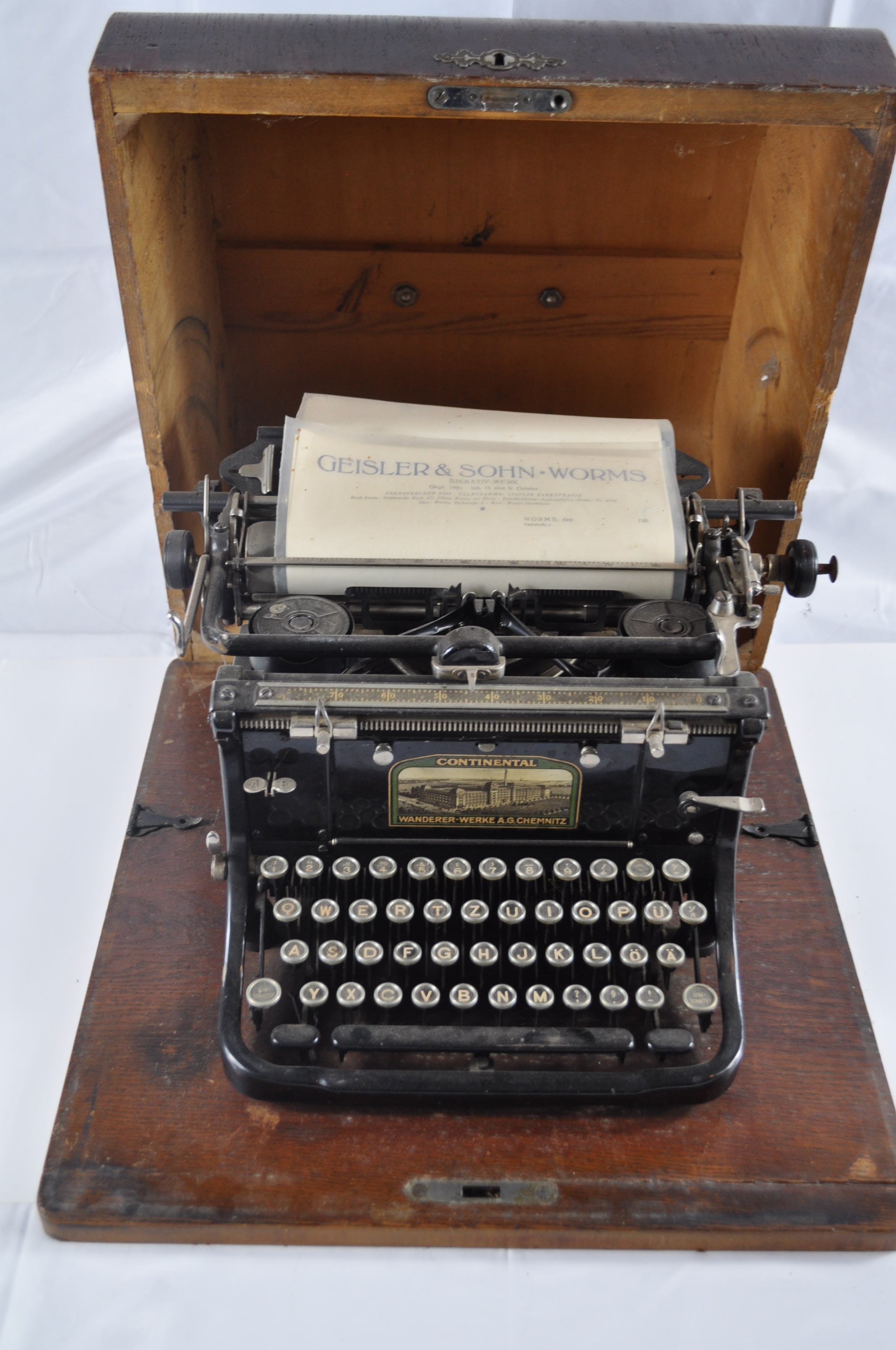 Schreibmaschine manuell (Rheinland-Pfälzisches Freilichtmuseum CC BY-NC-SA)