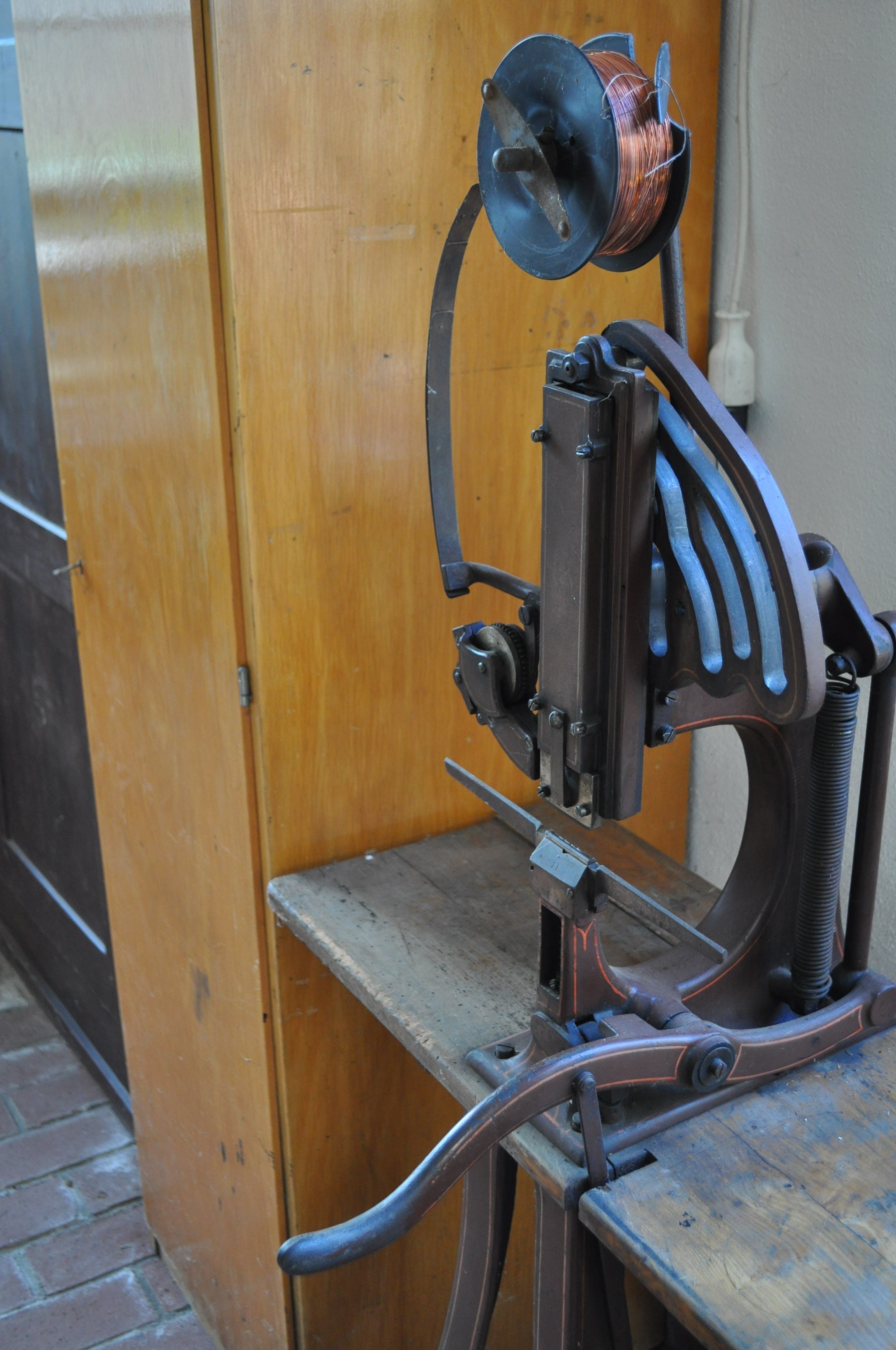 Heftmaschine (Rheinland-Pfälzisches Freilichtmuseum CC BY-NC-SA)