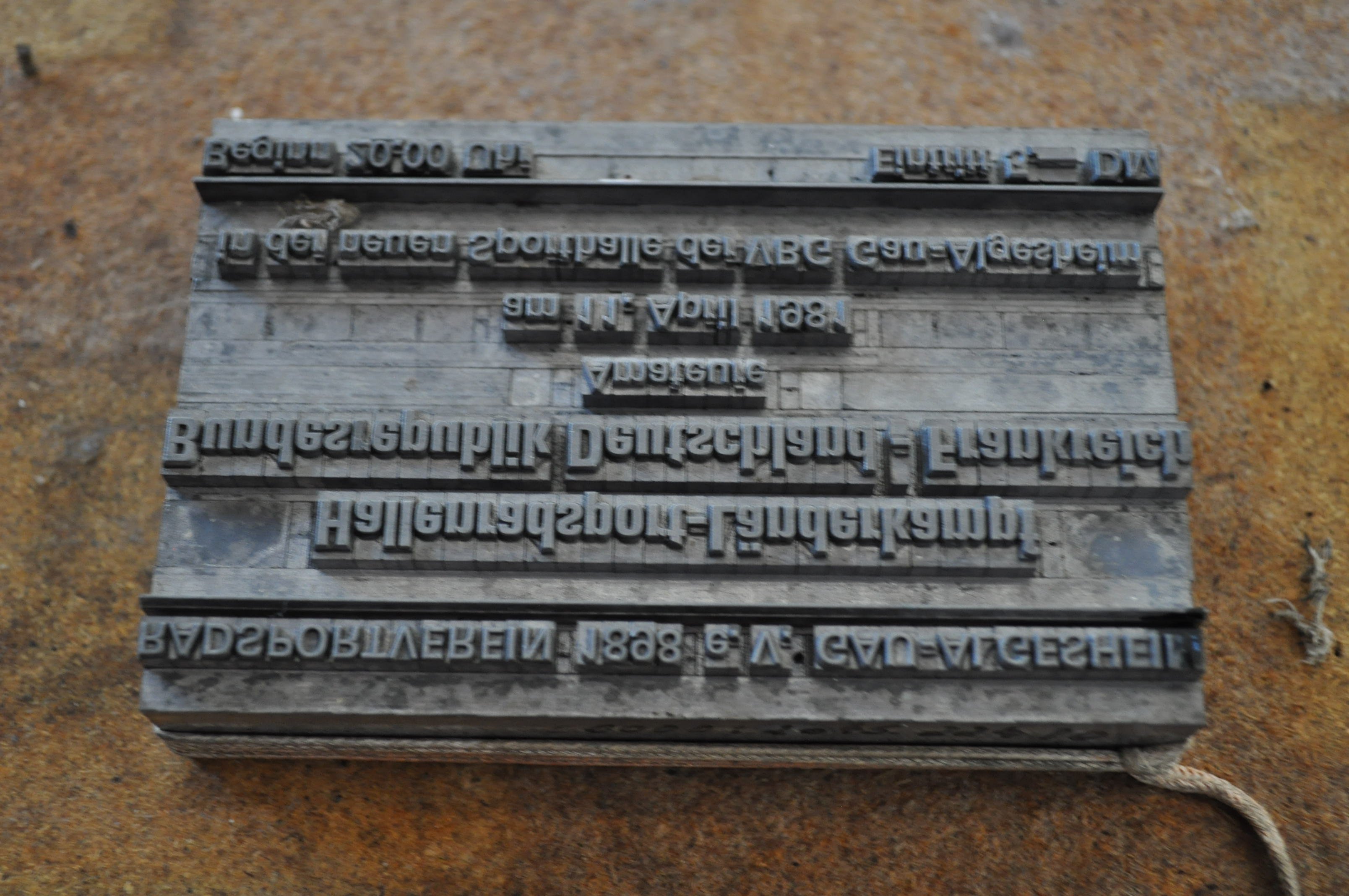 Setzmaschinenzeile Historisch Linotype (Rheinland-Pfälzisches Freilichtmuseum CC BY-NC-SA)