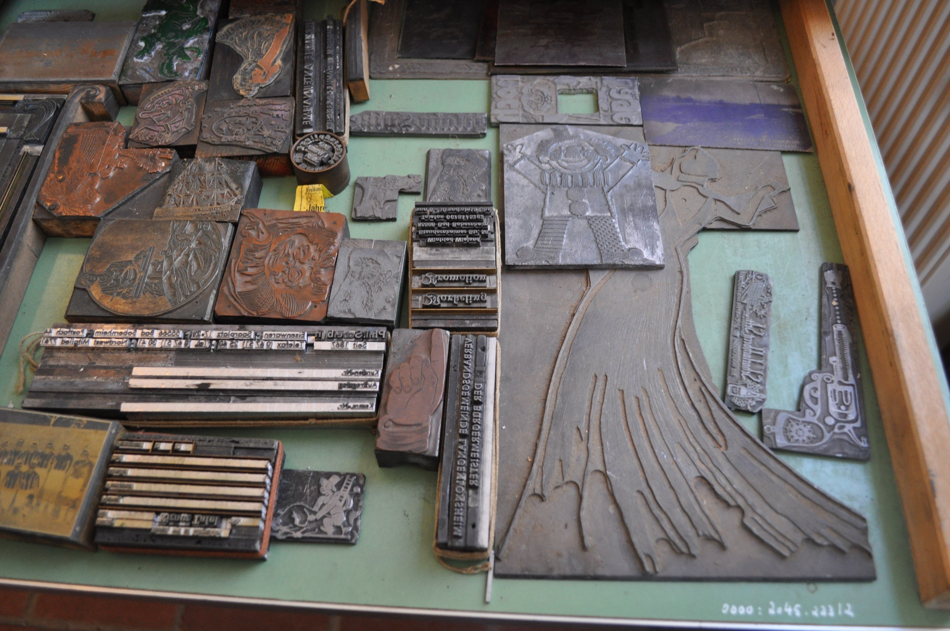 Stehsatzregal Schubladen mit Drucksätzen und Klischees (Rheinland-Pfälzisches Freilichtmuseum CC BY-NC-SA)