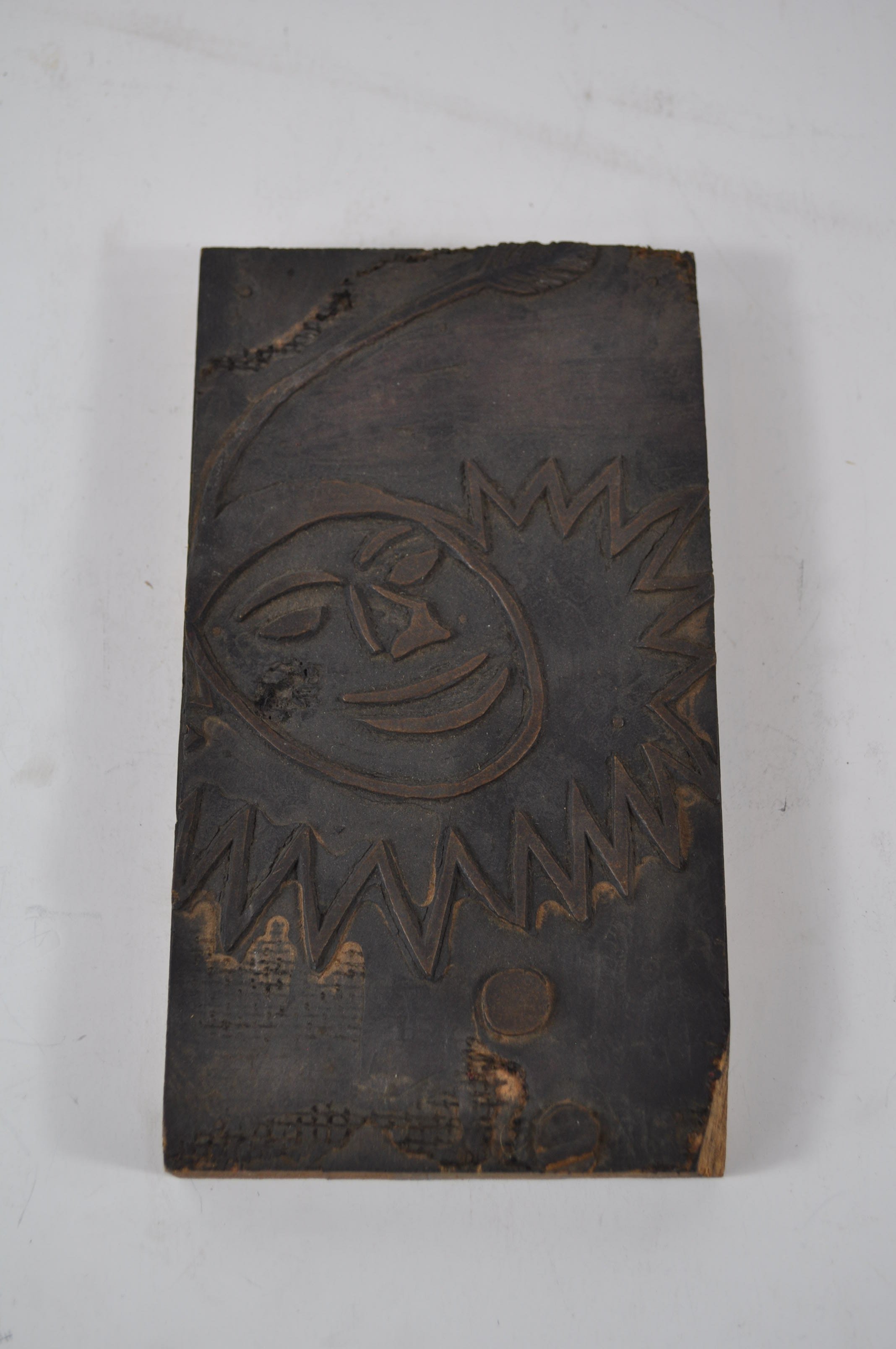 Linolschnitt mit Abbildung Kopf eines lachenden Harlekin (Rheinland-Pfälzisches Freilichtmuseum CC BY-NC-SA)