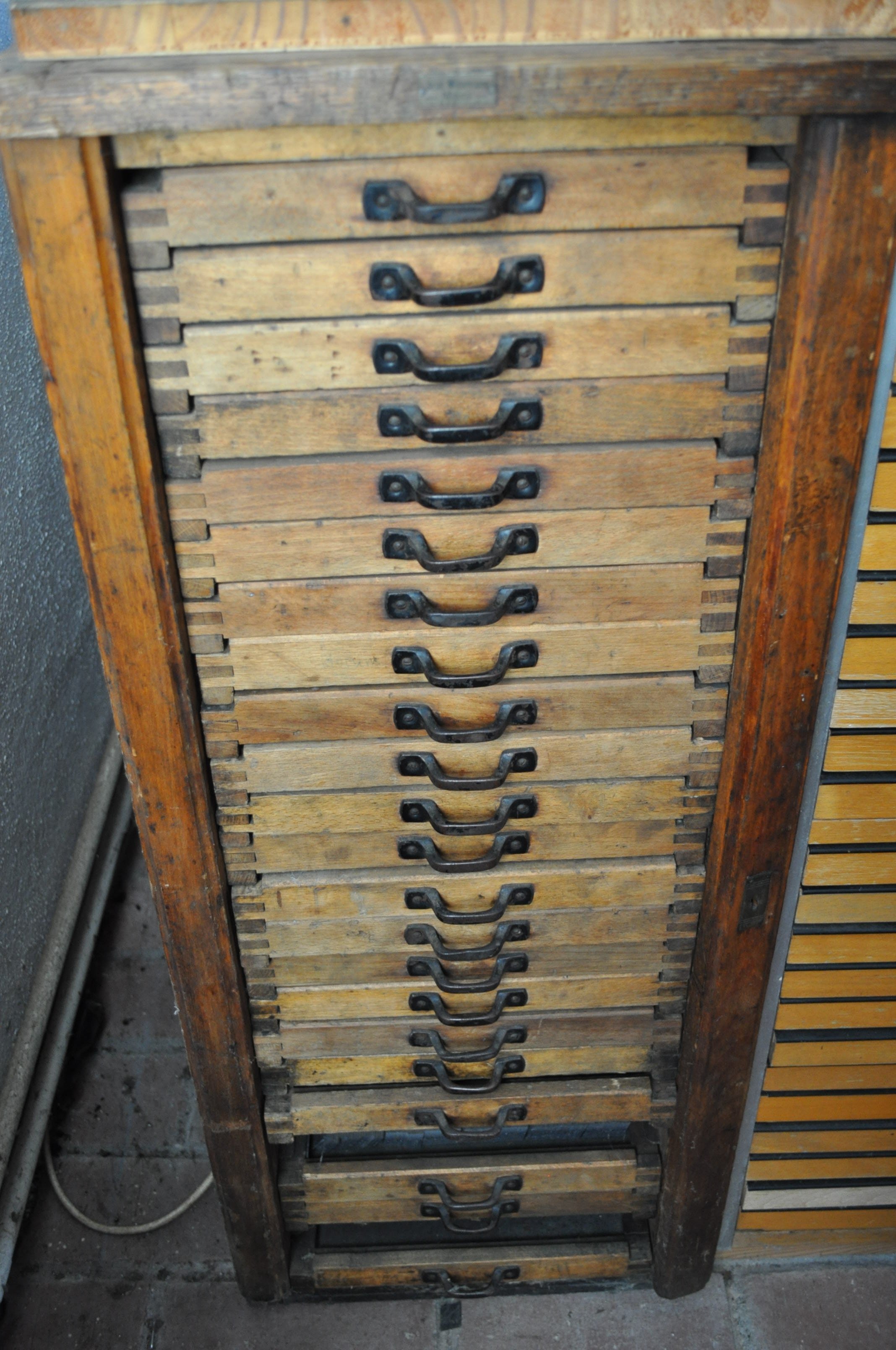 Setzschrank aus Holz mit 22 Schubfächern (Rheinland-Pfälzisches Freilichtmuseum CC BY-NC-SA)