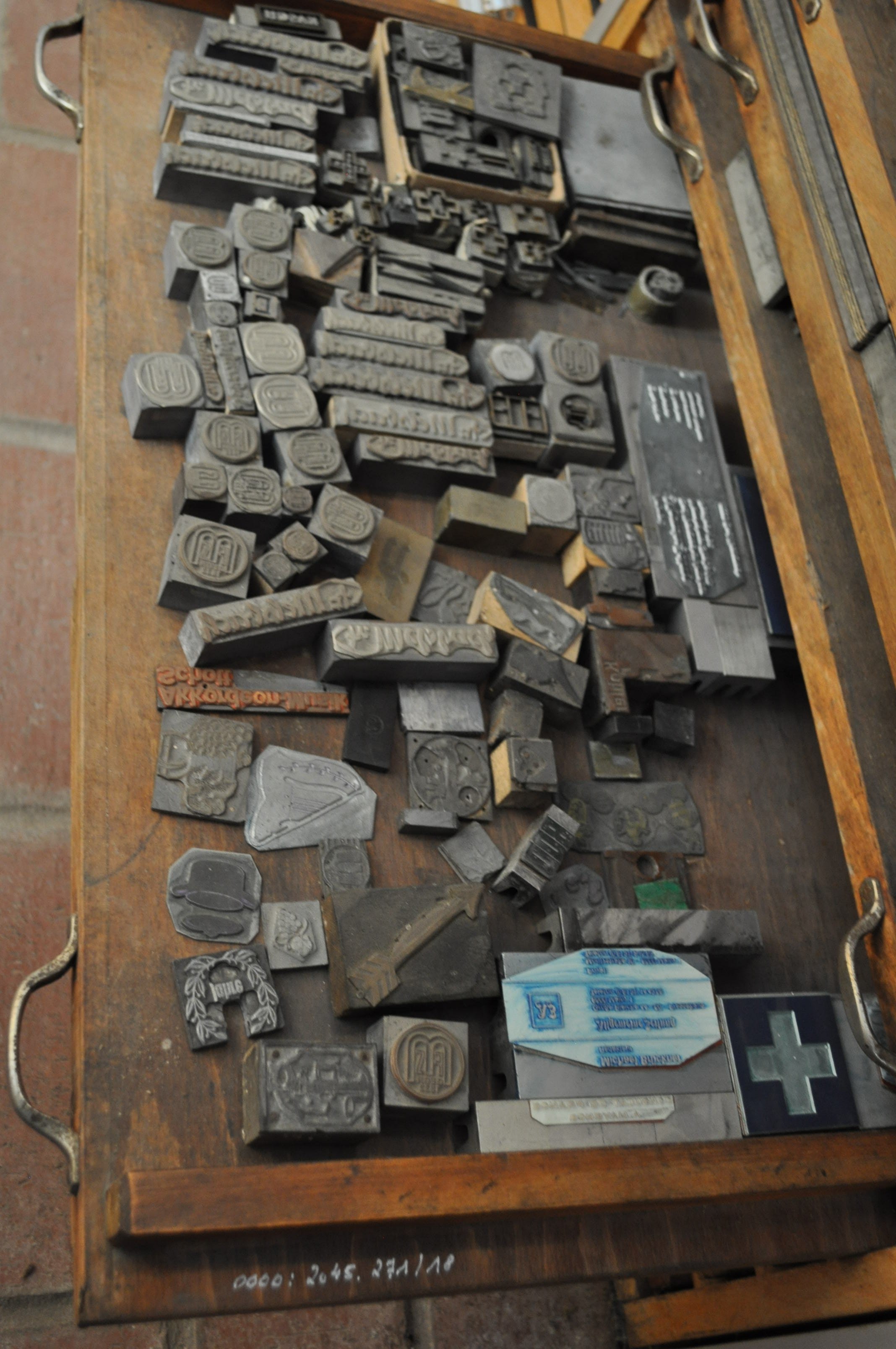 Schublade mit Füllmaterial, Stegen und diversen Klischees (Rheinland-Pfälzisches Freilichtmuseum CC BY-NC-SA)