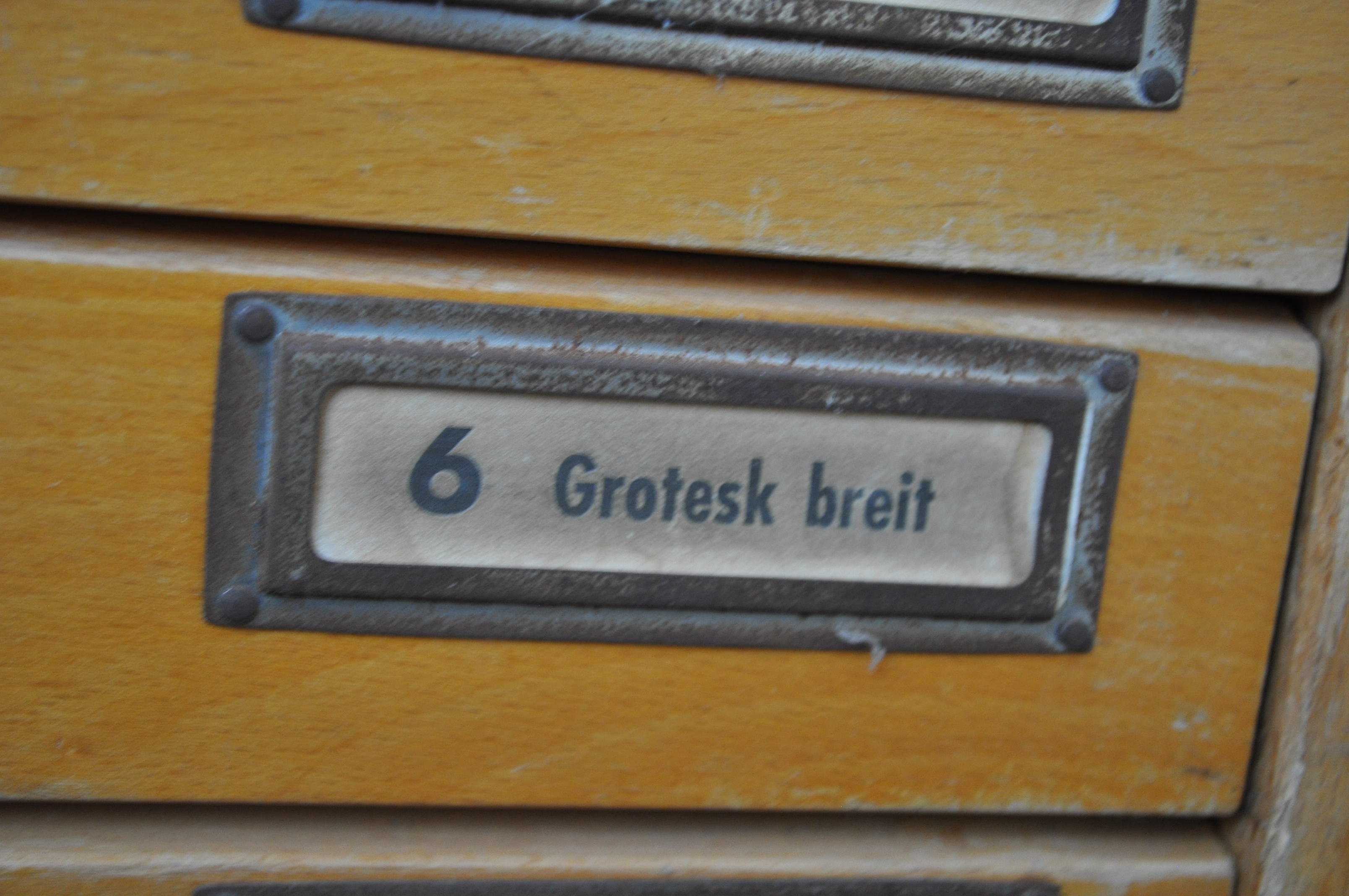 Setzkästen mit Schriftart Grotesk (Rheinland-Pfälzisches Freilichtmuseum CC BY-NC-SA)