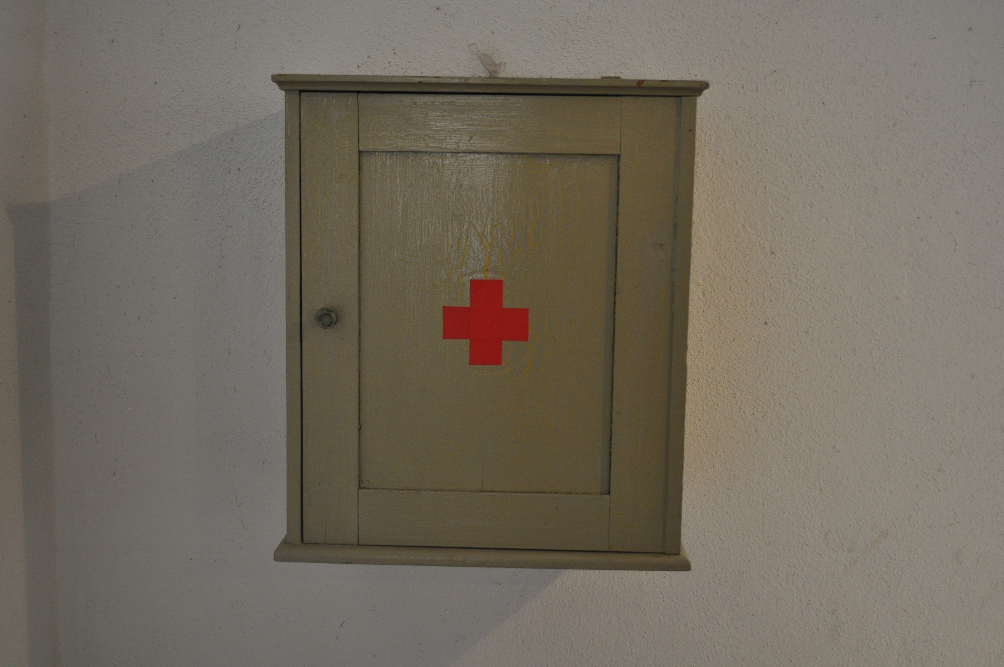 Erste-Hilfe-Schrank (Rheinland-Pfälzisches Freilichtmuseum CC BY-NC-SA)