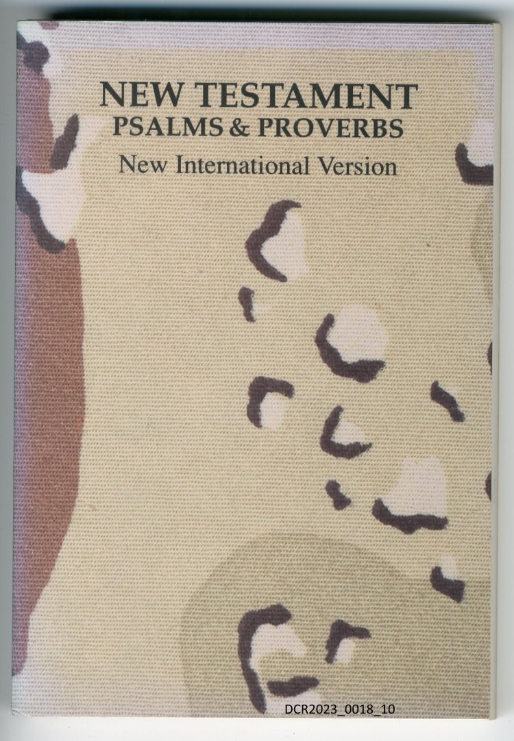Buch, New Testament Psalms & Proverbs, Tarnfleckmuster Ausgabe ("dc-r" docu center ramstein RR-P)