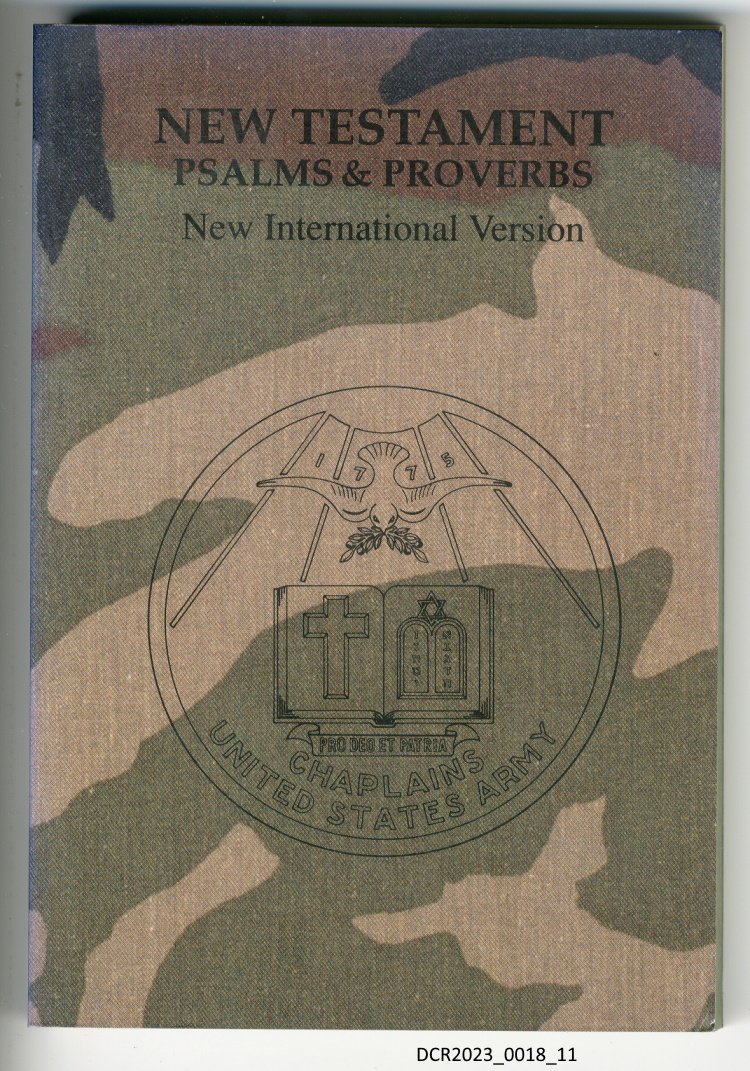 Buch, New Testament Psalms & Proverbs, Tarnfleckmuster Ausgabe ("dc-r" docu center ramstein RR-P)