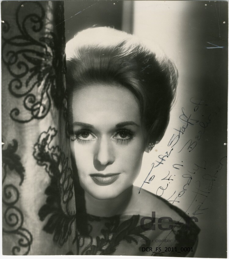 Schwarzweißfoto, Portraitaufnahme mit Autogramm von Tippi Hedren ("dc-r" docu center ramstein RR-F)
