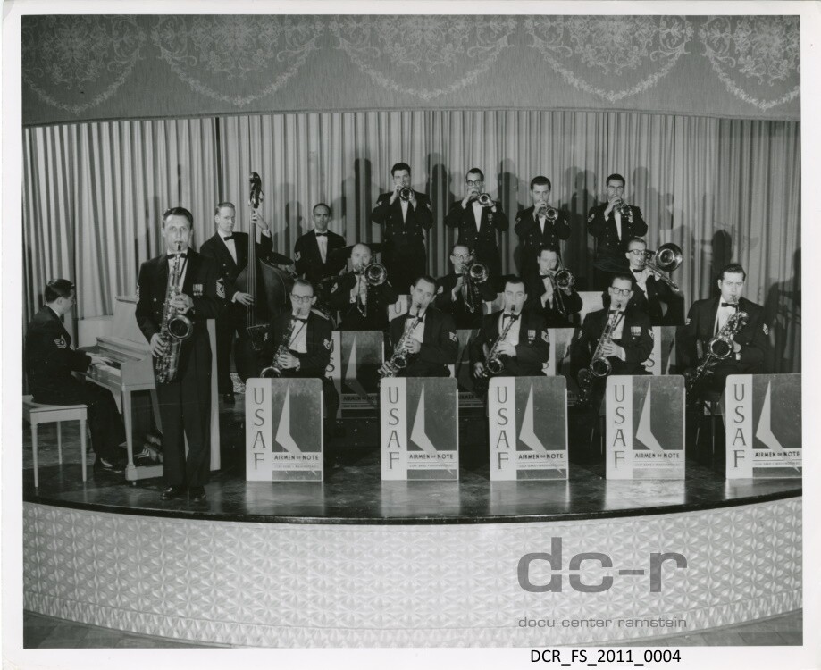 Schwarzweißfoto, The Airmen of Note USAF Dance Orchestra ("dc-r" docu center ramstein RR-F)