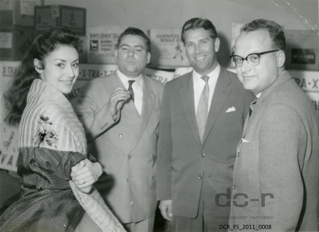 Schwarzweißfoto, Caterina Valente und ihr erster Ehemann Erik van Ahro sowie zwei unbekannte Herren im Anzug ("dc-r" docu center ramstein RR-F)
