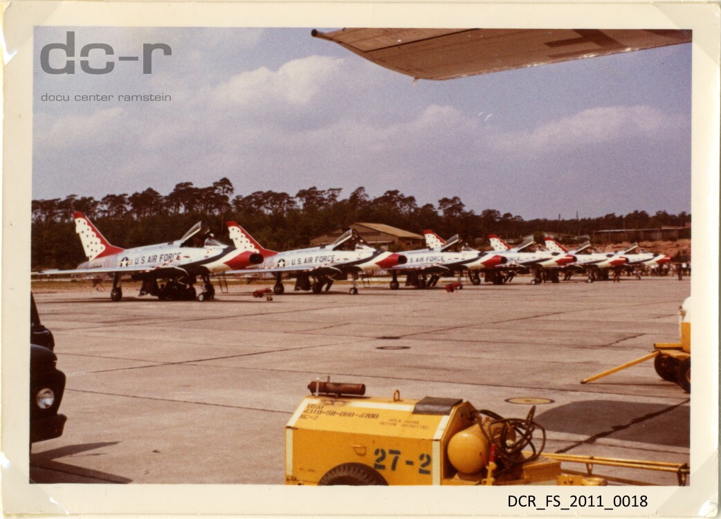 Farbfoto, Sechs Thunderbirds ("dc-r" docu center ramstein RR-F)