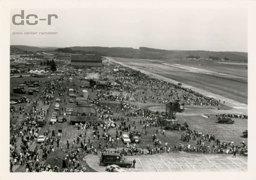 Schwarzweißfoto, Flugtag auf der Sembach Air Base ("dc-r" docu center ramstein RR-F)