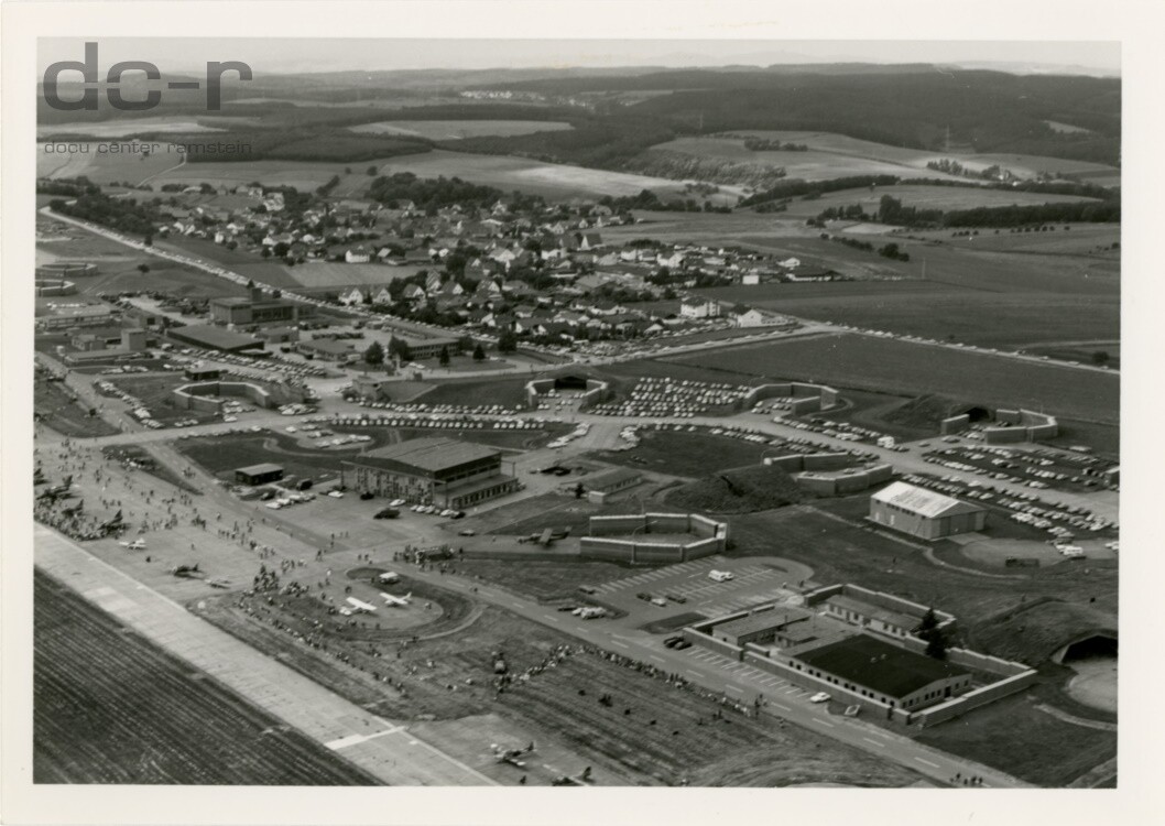 Schwarzweißfoto, Flugtag auf der Sembach Air Base ("dc-r" docu center ramstein RR-F)