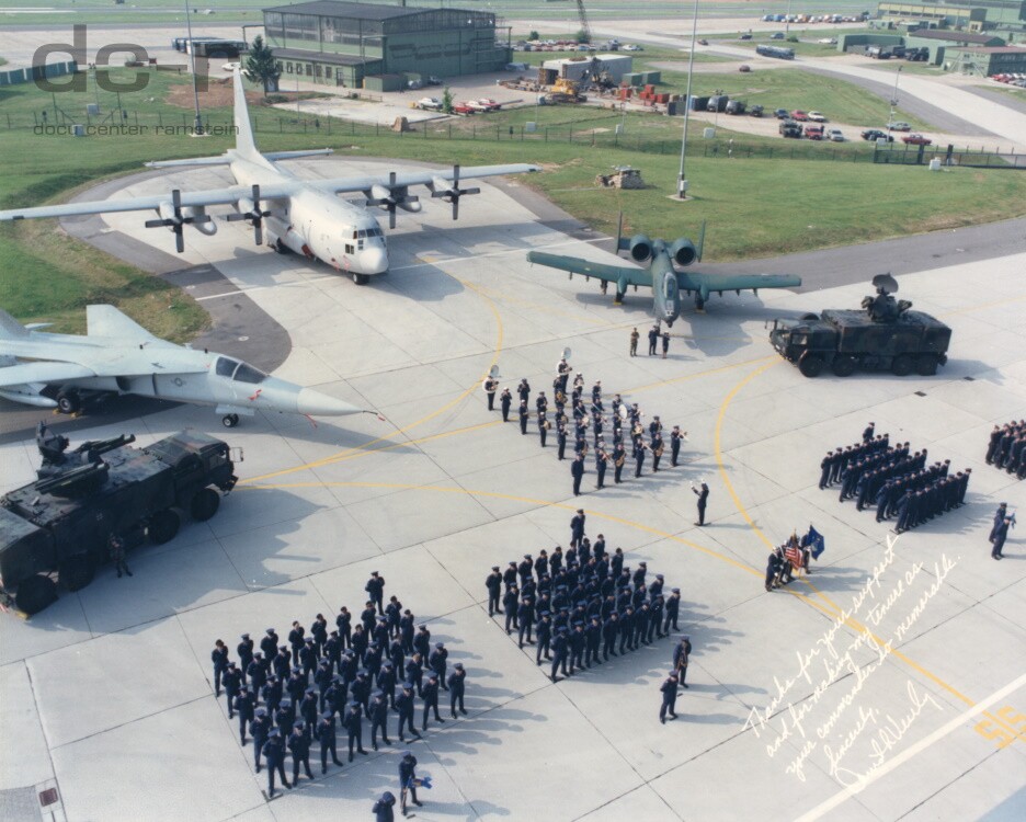 Farbfoto, Truppenparade auf der Sembach Air Base ("dc-r" docu center ramstein RR-F)