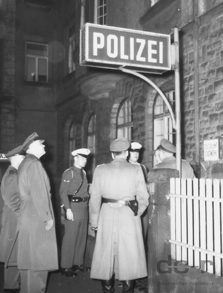Schwarzweißfotografie, Deutsche und US-amerikanische Polizisten vor einer Polizeistation ("dc-r" docu center ramstein RR-F)