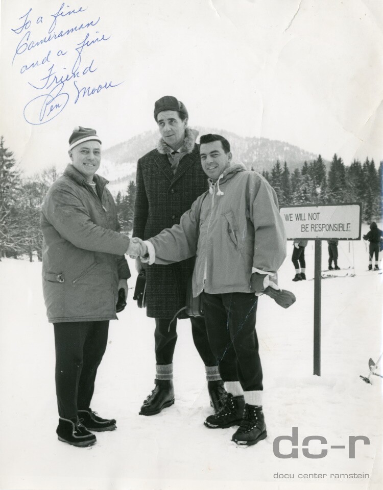 Schwarzweißfoto, Walter Matheis mit zwei Freunden beim Skifahren ("dc-r" docu center ramstein RR-F)