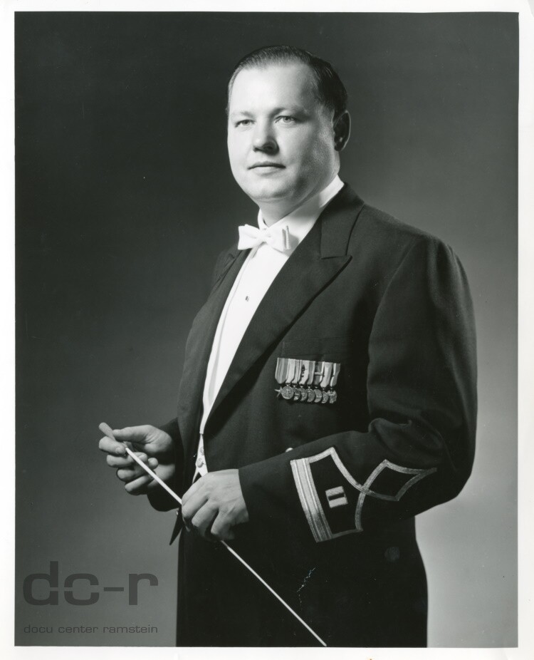 Schwarzweißfoto, Dirigent Captain John Yesulaitis ("dc-r" docu center ramstein RR-F)