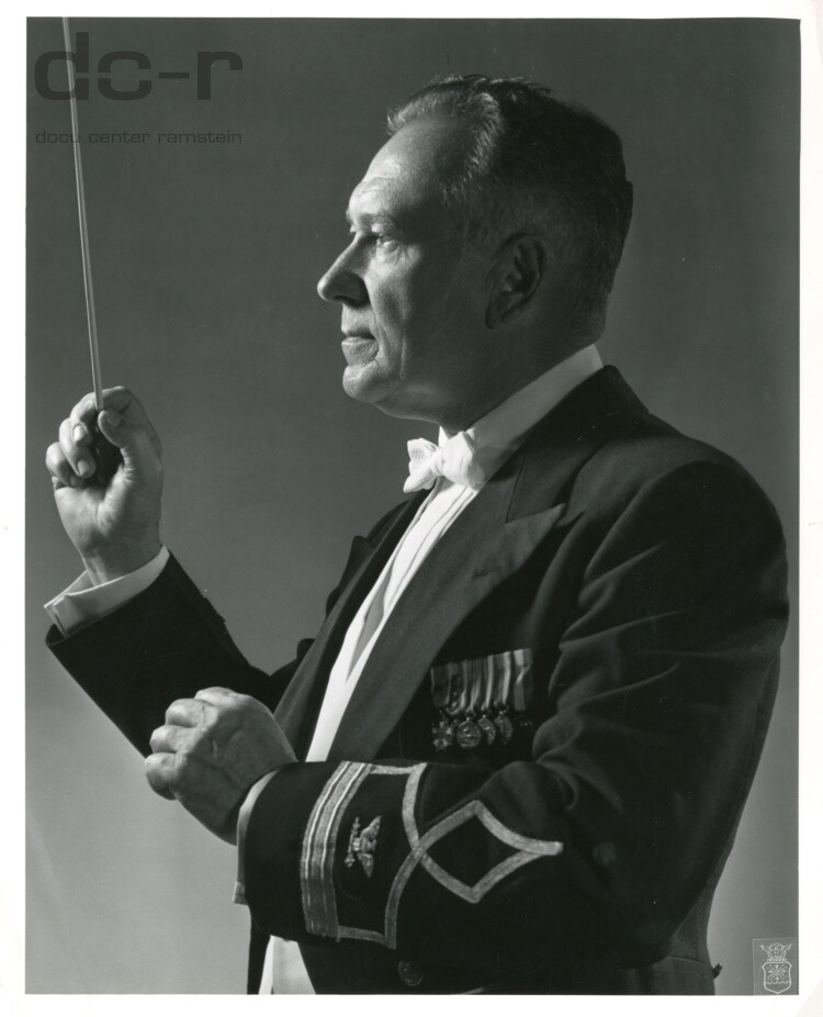 Schwarzweißfoto, Dirigent des Air Force Orchesters ("dc-r" docu center ramstein RR-F)