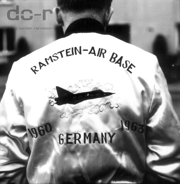 Schwarzweißfoto, Fliegerjacke Ramstein-Air Base 1960 1963 Germany ("dc-r" docu center ramstein RR-F)