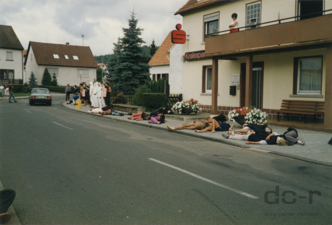 Farbfoto, Demonstration in Fischbach ("dc-r" docu center ramstein RR-F)