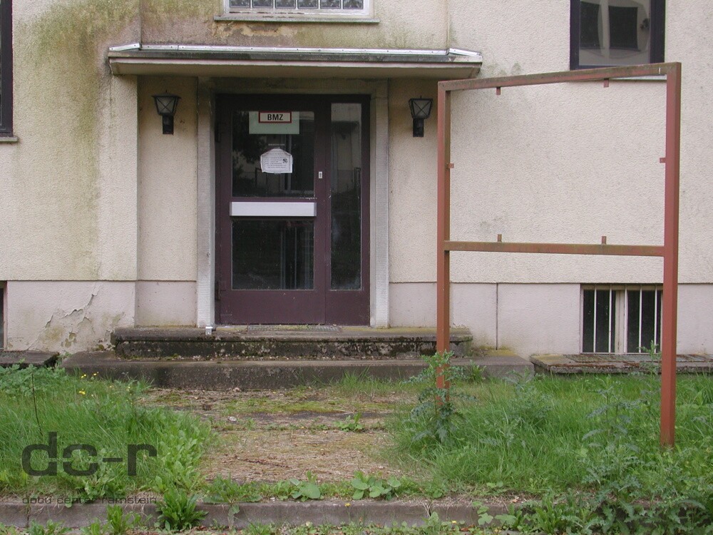 Farbfoto, Eingang zu einem Gebäude in der Neubrücke Housing Area ("dc-r" docu center ramstein RR-F)