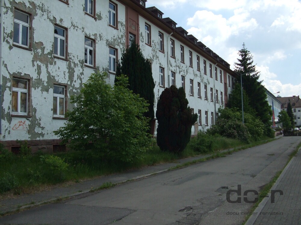 Farbfoto, Gebäude auf der Husterhöhe in Pirmasens ("dc-r" docu center ramstein RR-F)