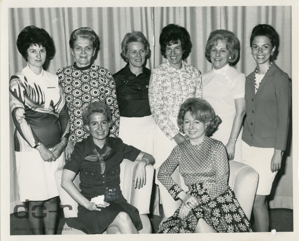 Schwarzweißfoto, Vorstand des Deutsch-Amerikanischen Frauen Clubs 1972 ("dc-r" docu center ramstein RR-F)