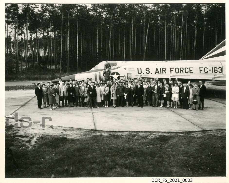 Schwarzweißfoto, Menschengruppe vor einer F-102 Delta Dagger ("dc-r" docu center ramstein RR-F)
