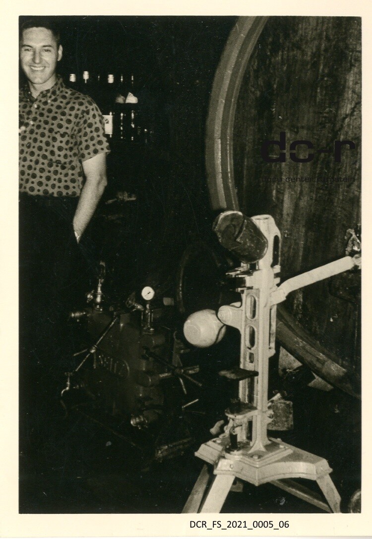 Schwarzweißfoto, Herr Anderson in einem Weinkeller ("dc-r" docu center ramstein RR-F)