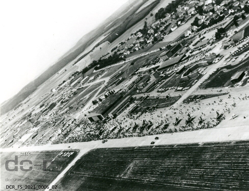Schwarzweißfoto, Luftaufnahme eines Flugtags in Sembach ("dc-r" docu center ramstein RR-F)
