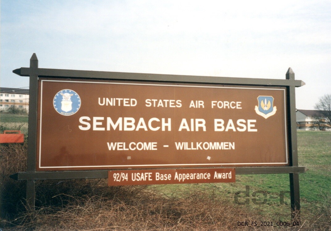 Farbfoto, Schild der Sembach Air Base ("dc-r" docu center ramstein RR-F)