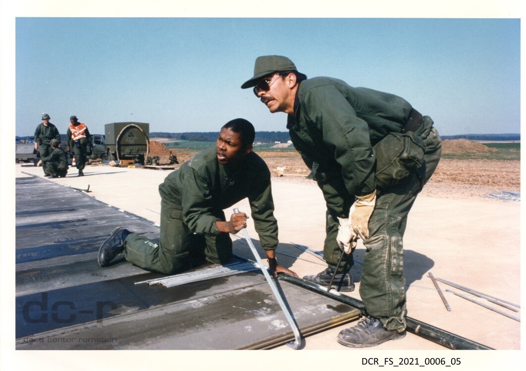 Farbfoto, Zwei US-amerikanische Soldaten während der Übung UREX '82 ("dc-r" docu center ramstein RR-F)