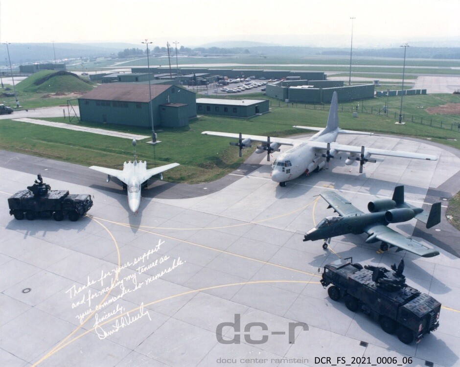 Farbfoto, Drei Militärflugzeuge auf der Sembach Air Base ("dc-r" docu center ramstein RR-F)