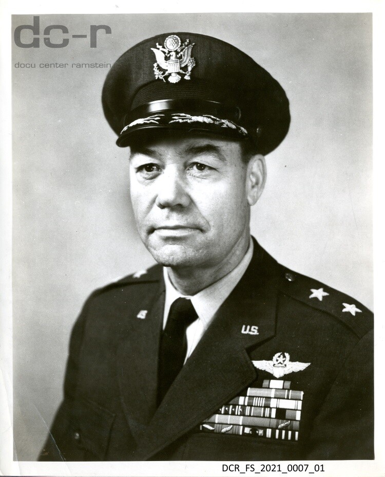 Schwarzweißfoto, Portraitaufnahme von Major General Robert M. Lee ("dc-r" docu center ramstein RR-F)