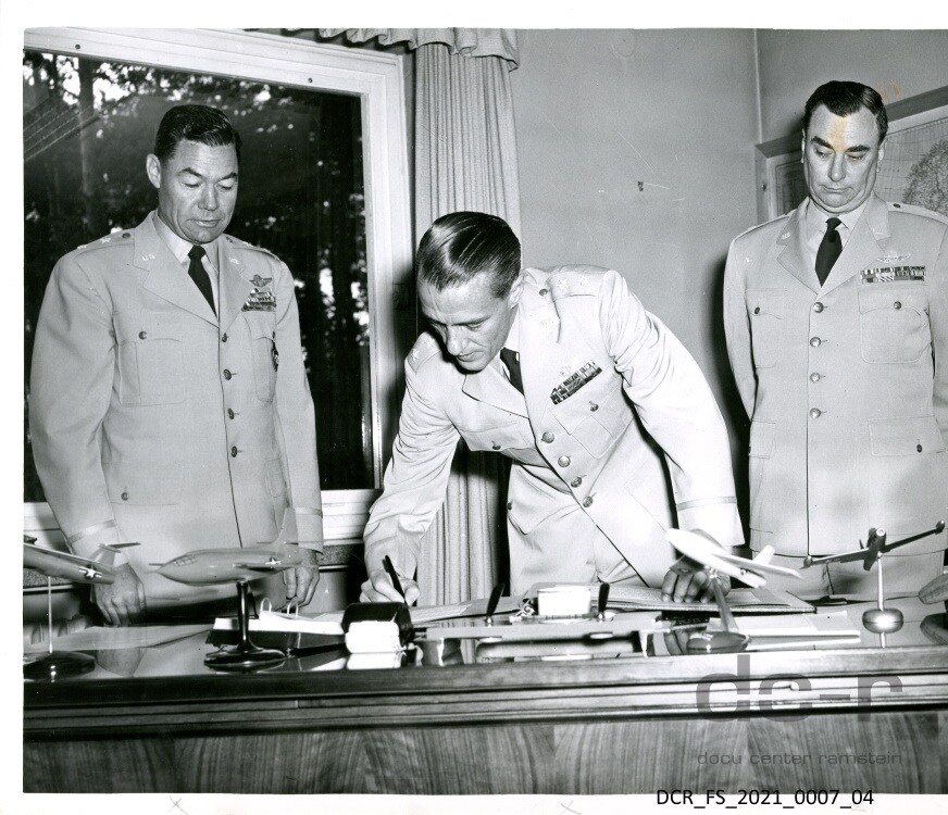 Schwarzweißfoto, Offizielle Kommandoübernahme der 12. Air Force am 15. Juni 1956 ("dc-r" docu center ramstein RR-F)