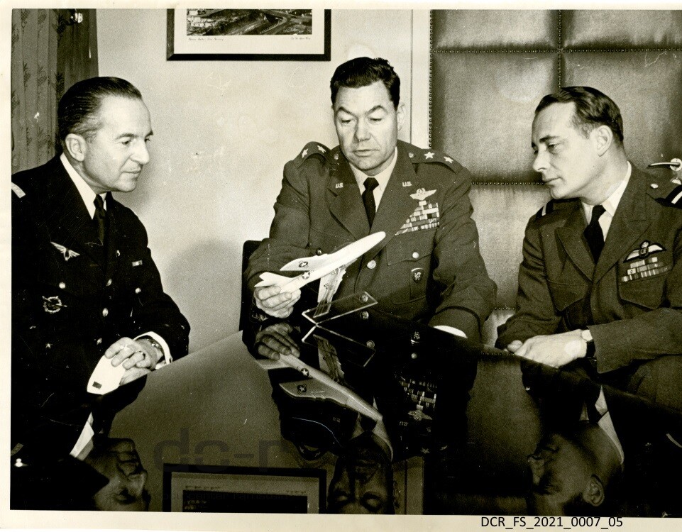 Schwarzweißfoto, Major General Robert M. Lee mit einem französischen General und einem kanadischen Air Commodore ("dc-r" docu center ramstein RR-F)
