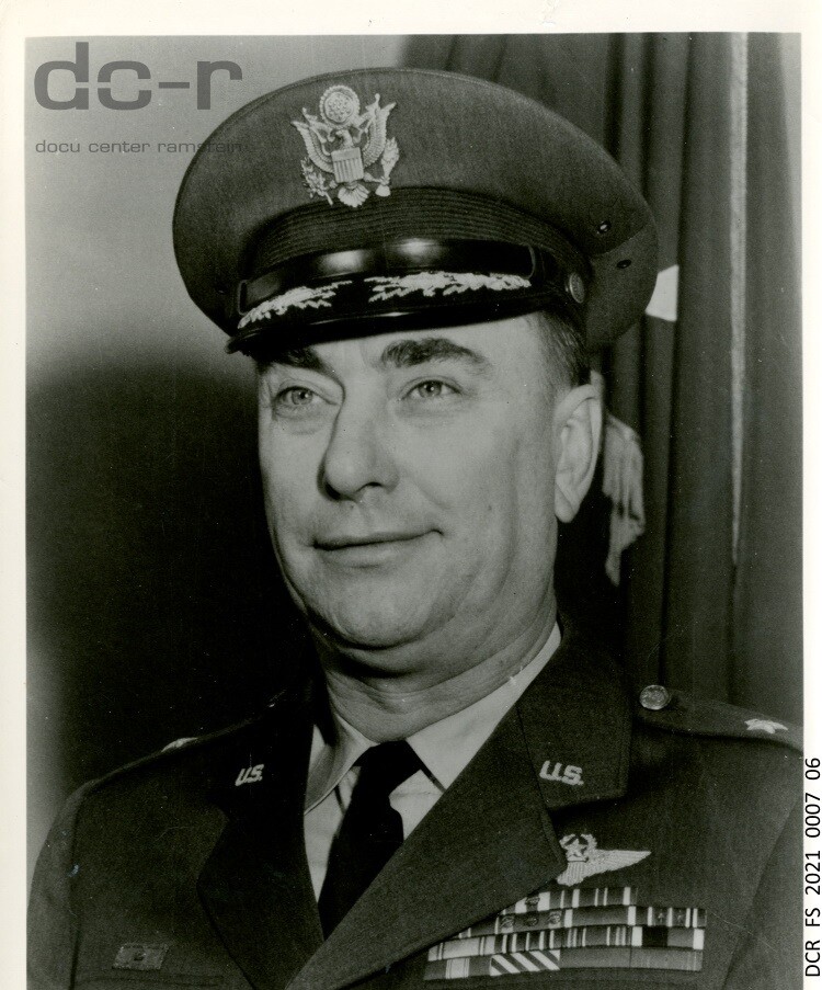 Schwarzweißfoto, Portraitaufnahme von Brigadier General William M. Gross ("dc-r" docu center ramstein RR-F)