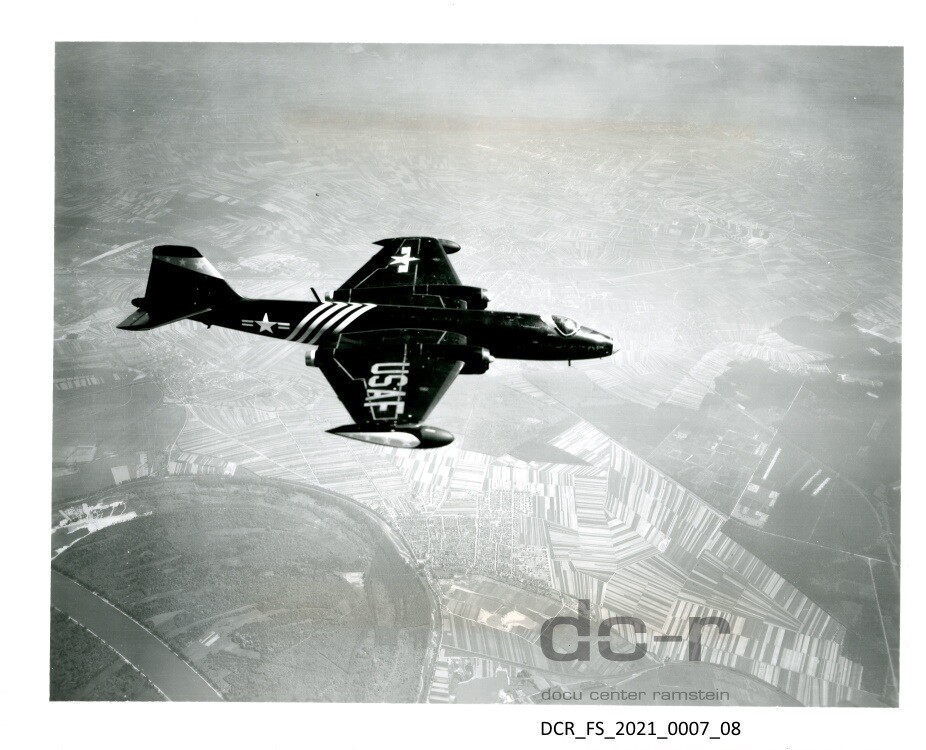 Schwarzweißfoto einer B-57-B im Flug ("dc-r" docu center ramstein RR-F)