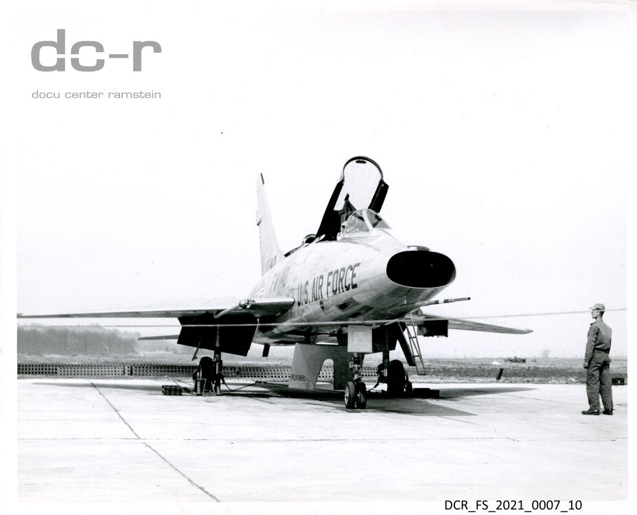 Schwarzweißfoto einer North American F-100 D Super Sabre ("dc-r" docu center ramstein RR-F)
