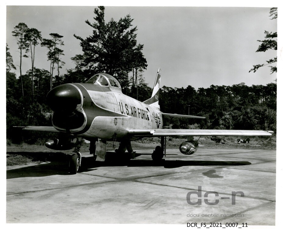 Schwarzweißfoto einer North American F-86 D Super Sabre ("dc-r" docu center ramstein RR-F)