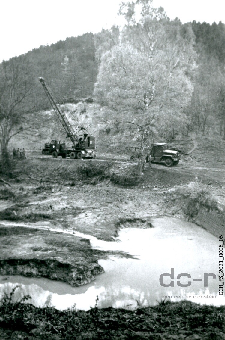 Schwarzweißfoto, US-amerikanische Bagger am Badeweiher in Birkenfeld ("dc-r" docu center ramstein RR-F)