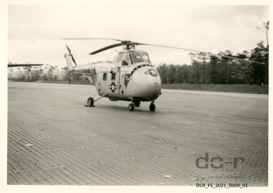 Schwarzweißfoto eines Sikorsky H-19 Chickasaw Hubschraubers ("dc-r" docu center ramstein RR-F)