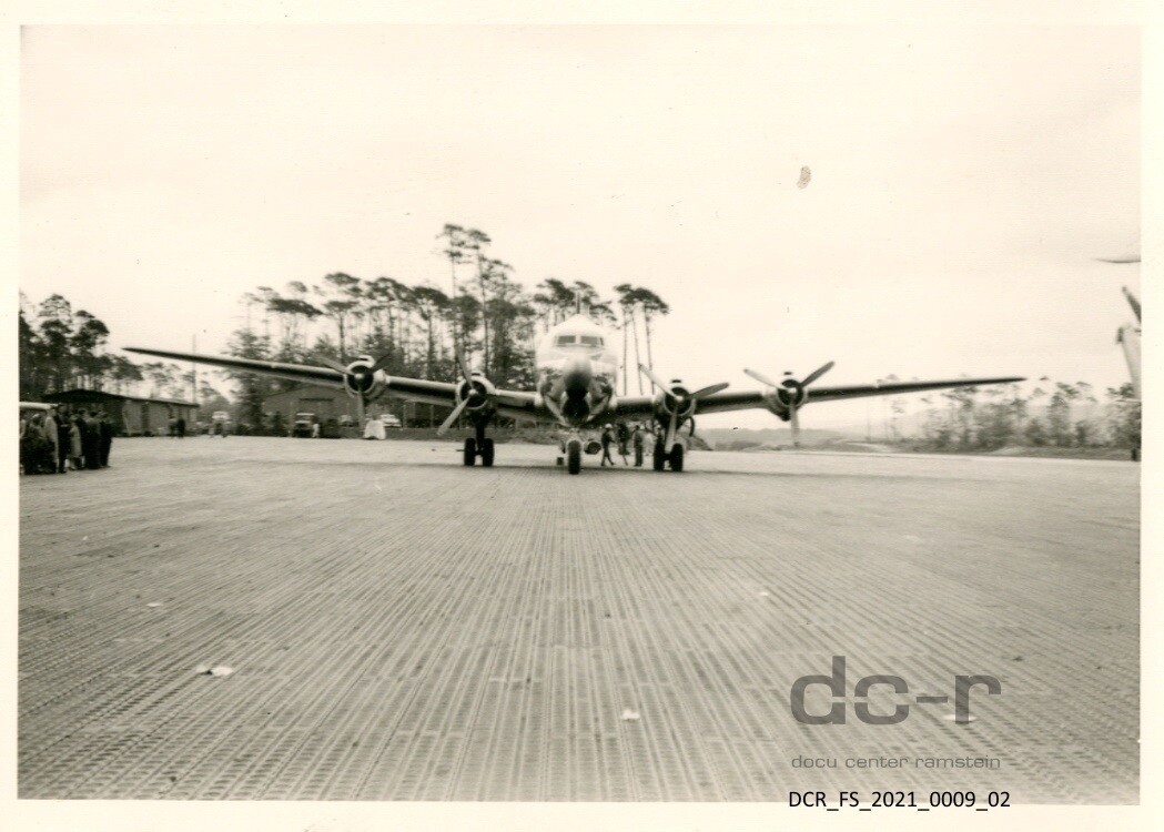 Schwarzweißfoto einer Douglas C-54 Skymaster ("dc-r" docu center ramstein RR-F)