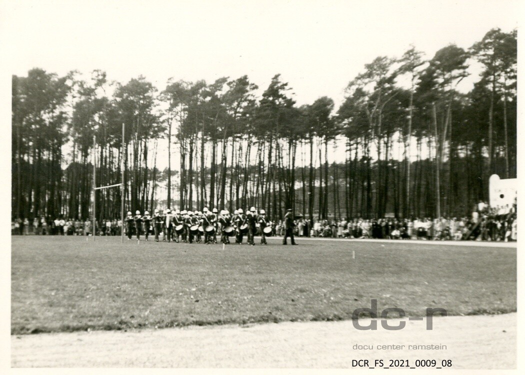 Schwarzweißfoto, Militärparade auf dem Football Field der Ramstein Air Base ("dc-r" docu center ramstein RR-F)