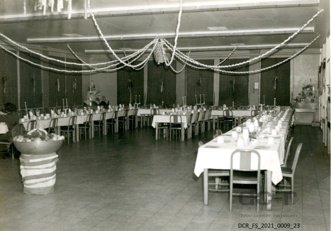 Schwarzweißfoto eines für Thanksgiving feierlich geschmückten Saals ("dc-r" docu center ramstein RR-F)